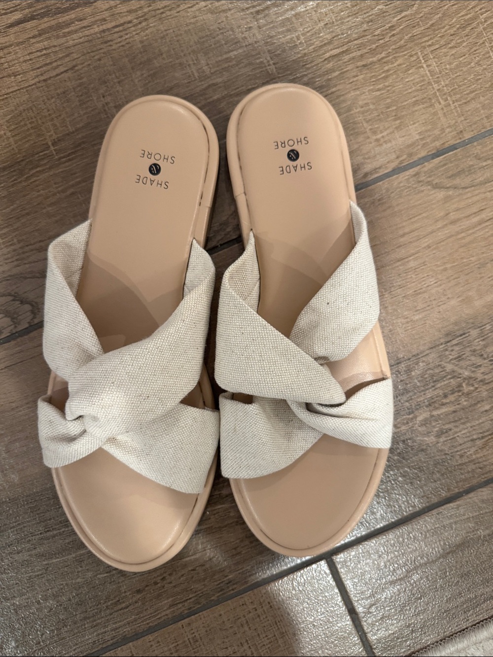 Shade & Shore Women's Beige Knotted Cross-Band Slide Sandals